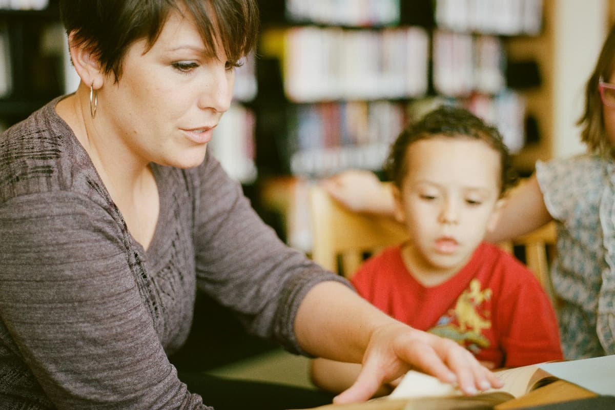 A teacher with her students, reading a text adapted to their level of English, since it was analyzed and selected with the Gunning Fog Index score.