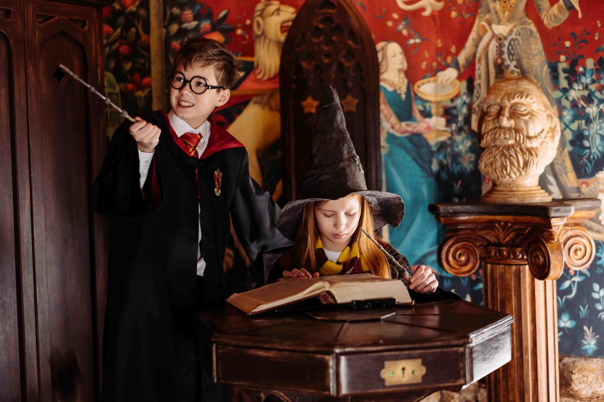 A young girl reading a Harry Potter book according to her english level, thanks to her knowledge of the CEFR level of Harry Potter.