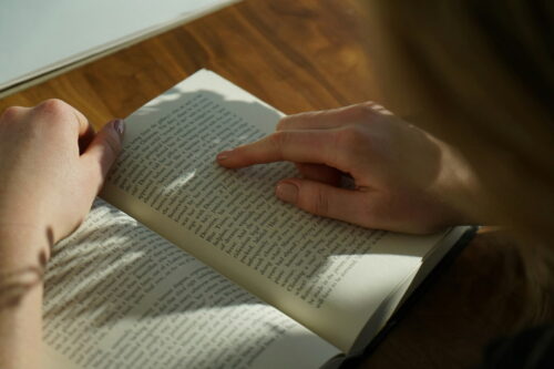 Student reading before a well-done English reading exam thanks to knowing how to design the reading section of an exam.